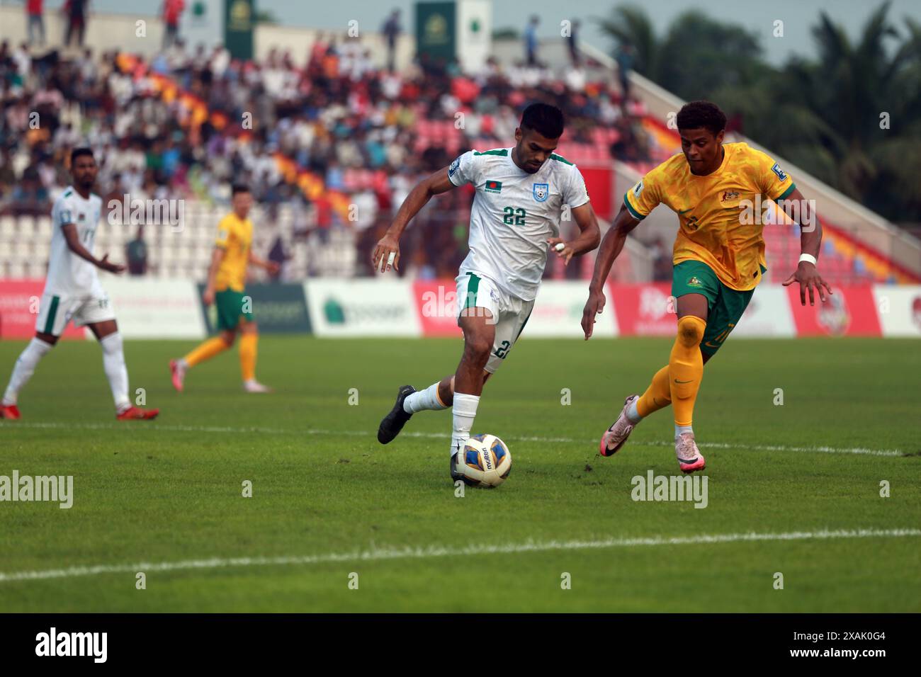 Il difensore del Bangladesh Saad Uddin (L) e l'attaccante dell'Australia Kusini Yengi (R) durante la partita di andata delle qualificazioni alla Coppa del mondo FIFA alla B Foto Stock