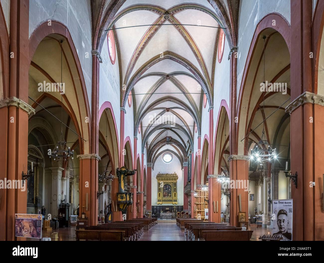 Italia, Bologna, Basilica di San Martino maggiore, vista interna Foto Stock