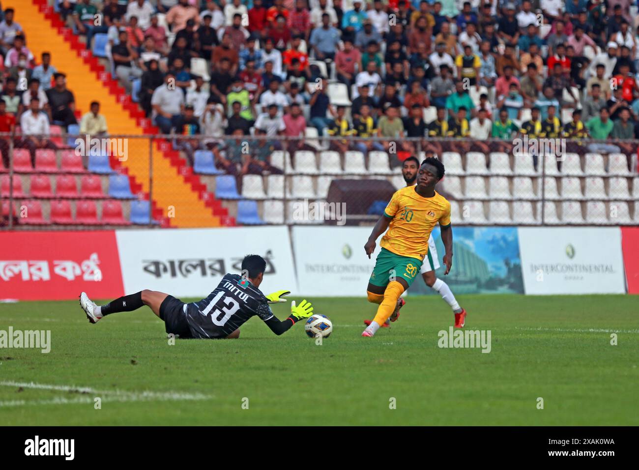 L'attaccante australiano Nestory Irankunda (R), portiere del Bangladesh Mitul Marma (L) durante la partita di andata delle qualificazioni ai Mondiali di calcio al Foto Stock