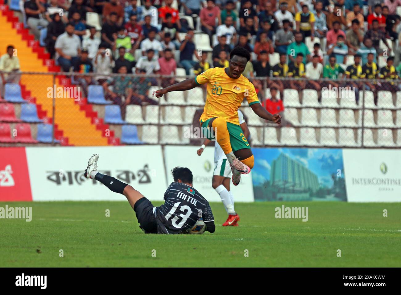 L'attaccante australiano Nestory Irankunda (R), portiere del Bangladesh Mitul Marma (L) durante la partita di andata delle qualificazioni ai Mondiali di calcio al Foto Stock