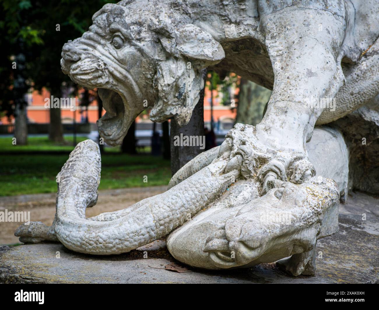 Italia, Bologna, Parco della Montagnola, statua del Leone con serpente Foto Stock