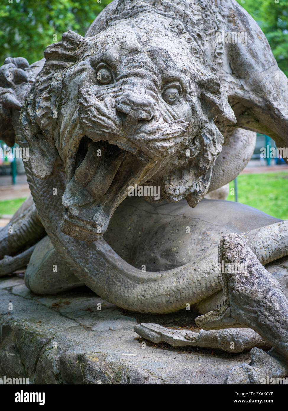 Italia, Bologna, Parco della Montagnola, statua del Leone con serpente Foto Stock