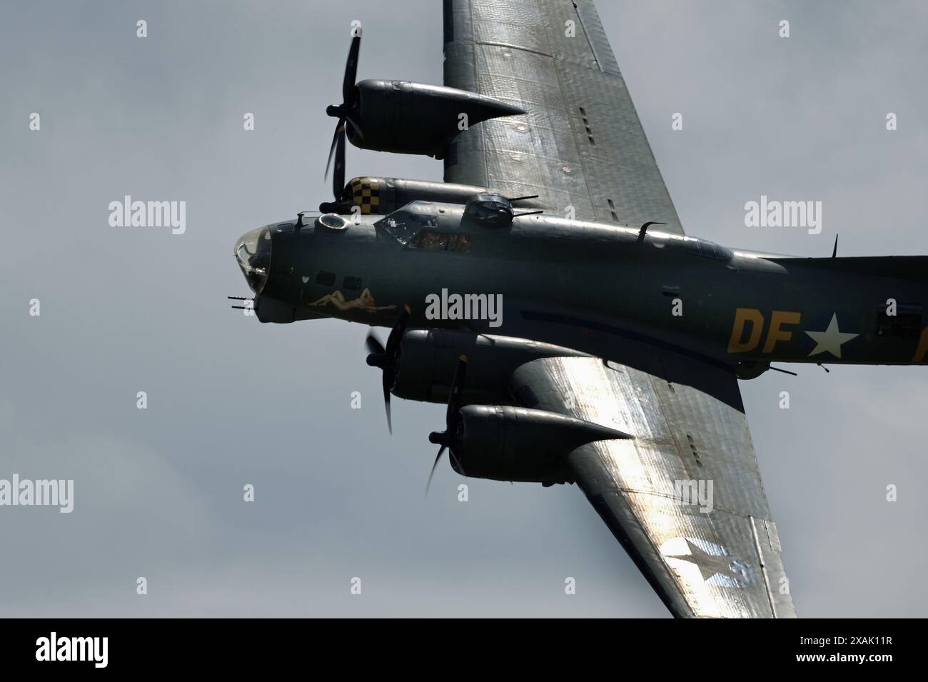 Il Boeing B-17 Flying Fortress è un bombardiere pesante quadrimotore statunitense sviluppato negli anni '1930 per l'United States Army Air Corps Foto Stock