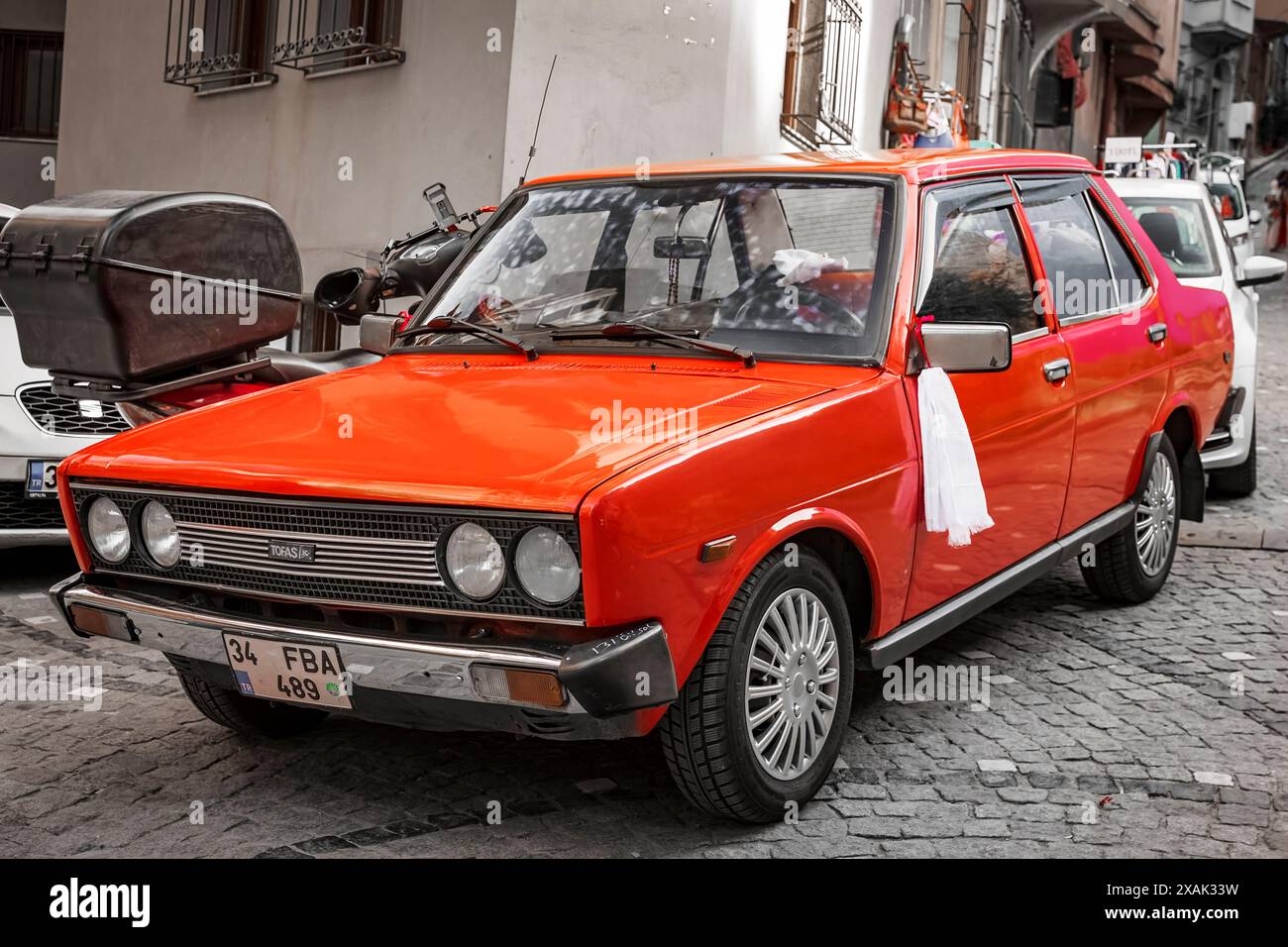 Un'auto d'epoca decorata per una celebrazione nuziale in mostra nel pittoresco quartiere Balat di Istanbul Foto Stock