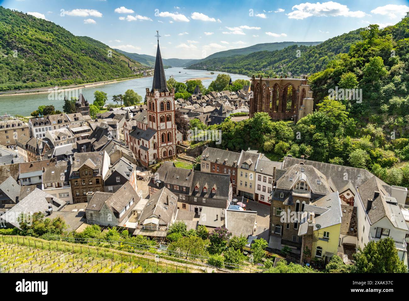 Bacharach con la chiesa protestante di San Pietro, le rovine della gotica Cappella Werner e il Reno visto dall'alto, sito Patrimonio dell'Umanità della Valle del Medio Reno, Renania-Palatinato, Germania Foto Stock