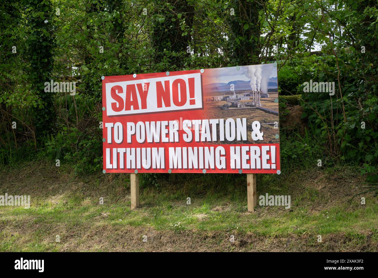 Segno di protesta contro la proposta di estrazione del litio e centrale elettrica. Slaughterbridge, Cornovaglia, Regno Unito Foto Stock