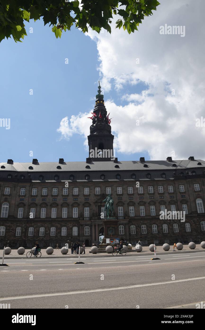 Copenaghen/Danimarca/07 GIUGNO 2024/dannbrog ufficiale bandiera danese, giorno in cui l'edificio ufficiale del parlamento danese, il castello di chistiansborg. Foto. Francis Joseph Dean/Dean Pictures non per uso commerciale Foto Stock