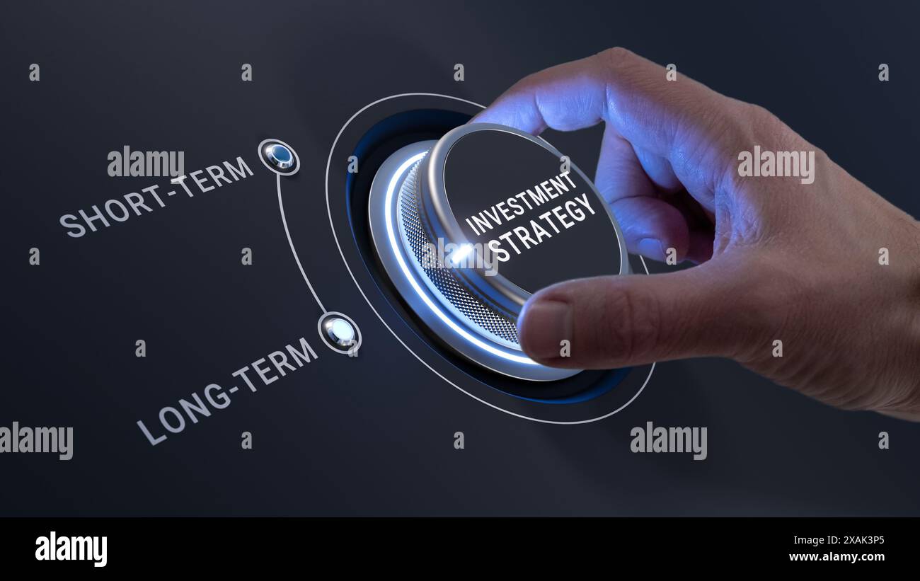 Strategia di investimento e finanziamento per il profitto a breve e lungo termine. Uomo d'affari che sceglie il ROI migliore e la crescita del portafoglio. Guida del consulente finanziario Foto Stock