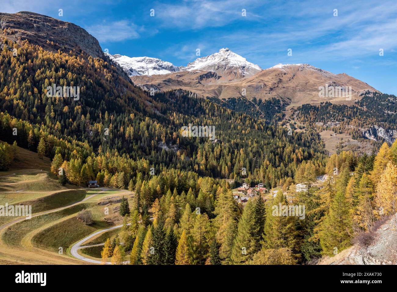 Vista panoramica del monte Arblatsch nelle alpi svizzere, vista dal lago Marmorera Foto Stock