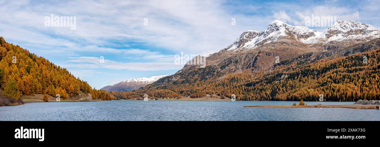 Paesaggio autunnale panoramico sul lago Silvaplana vicino a St Moritz, Svizzera Foto Stock