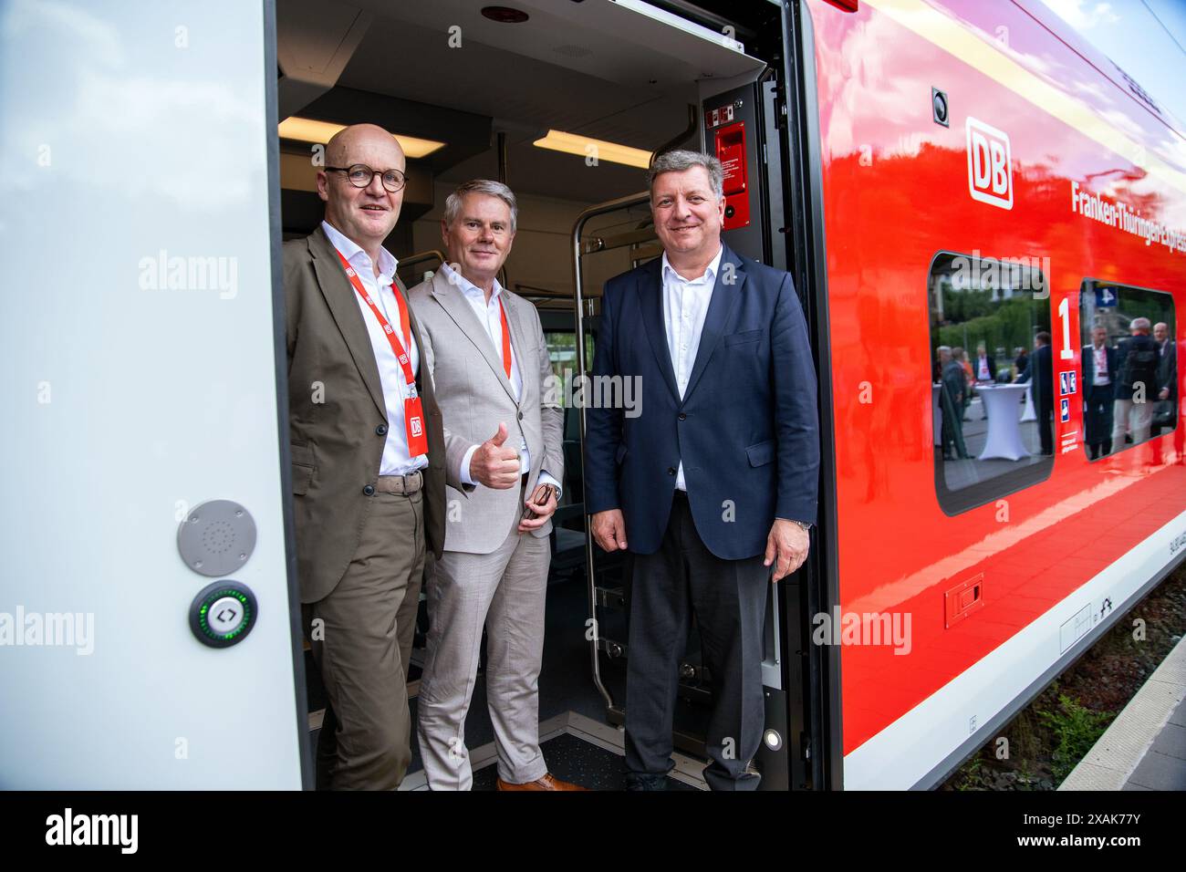 Coburg, Germania. 7 giugno 2024. Heiko Büttner (l-r), Rappresentante del gruppo DB in Baviera, Karl Blaim, Managing Director di Siemens Mobility, e Christian Bernreiter (CSU), Ministro dei trasporti bavarese, si trovano davanti alla porta del nuovo Franconia-Turingia Express. I nuovi treni Siemens Desiro HC classe 4462 a sei carrozze per il percorso espresso Norimberga-Erfurt sono stati svelati alla stazione di Coburgo. Il Franconia-Thuringia Express completò quindi il suo primo viaggio. Crediti: Pia Bayer/dpa/Alamy Live News Foto Stock