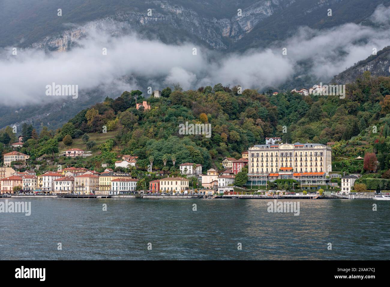 TREMEZZO, ITALIA - 2 OTTOBRE 2023 - Grand Hotel di lusso a Tremezzo, Lago di Como, Italia Foto Stock