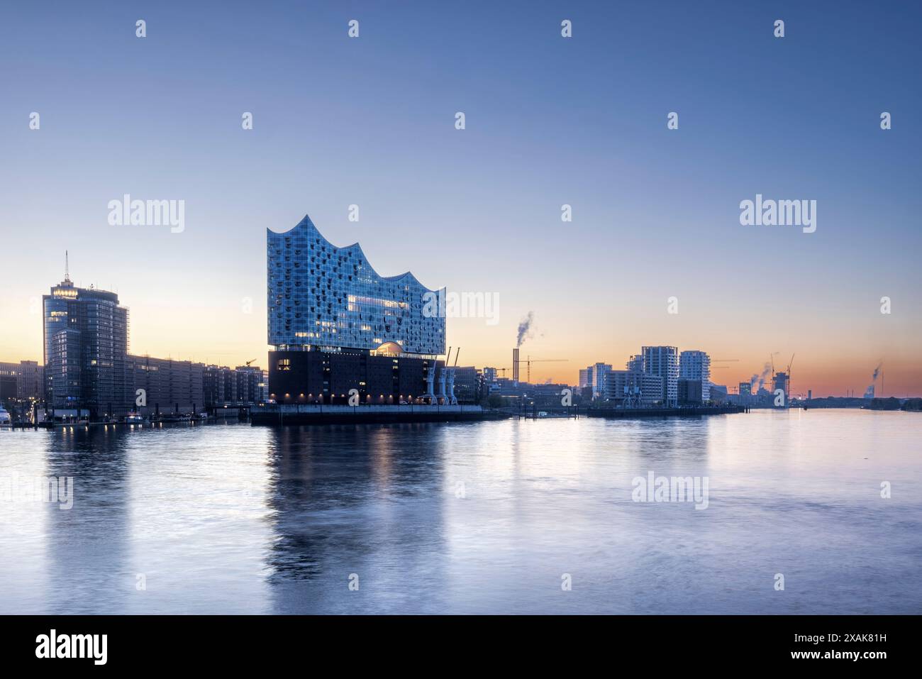 L'Elbphilharmonie nel porto di Amburgo dal lato dell'acqua la mattina presto Foto Stock