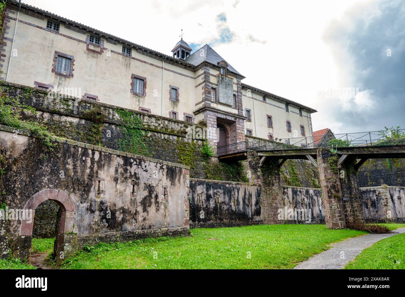 Saint-Jean-Pied-de-Port, Francia - 14 maggio 2024: La Cittadella di Mendiguren nei Pirenei francesi. Foto Stock