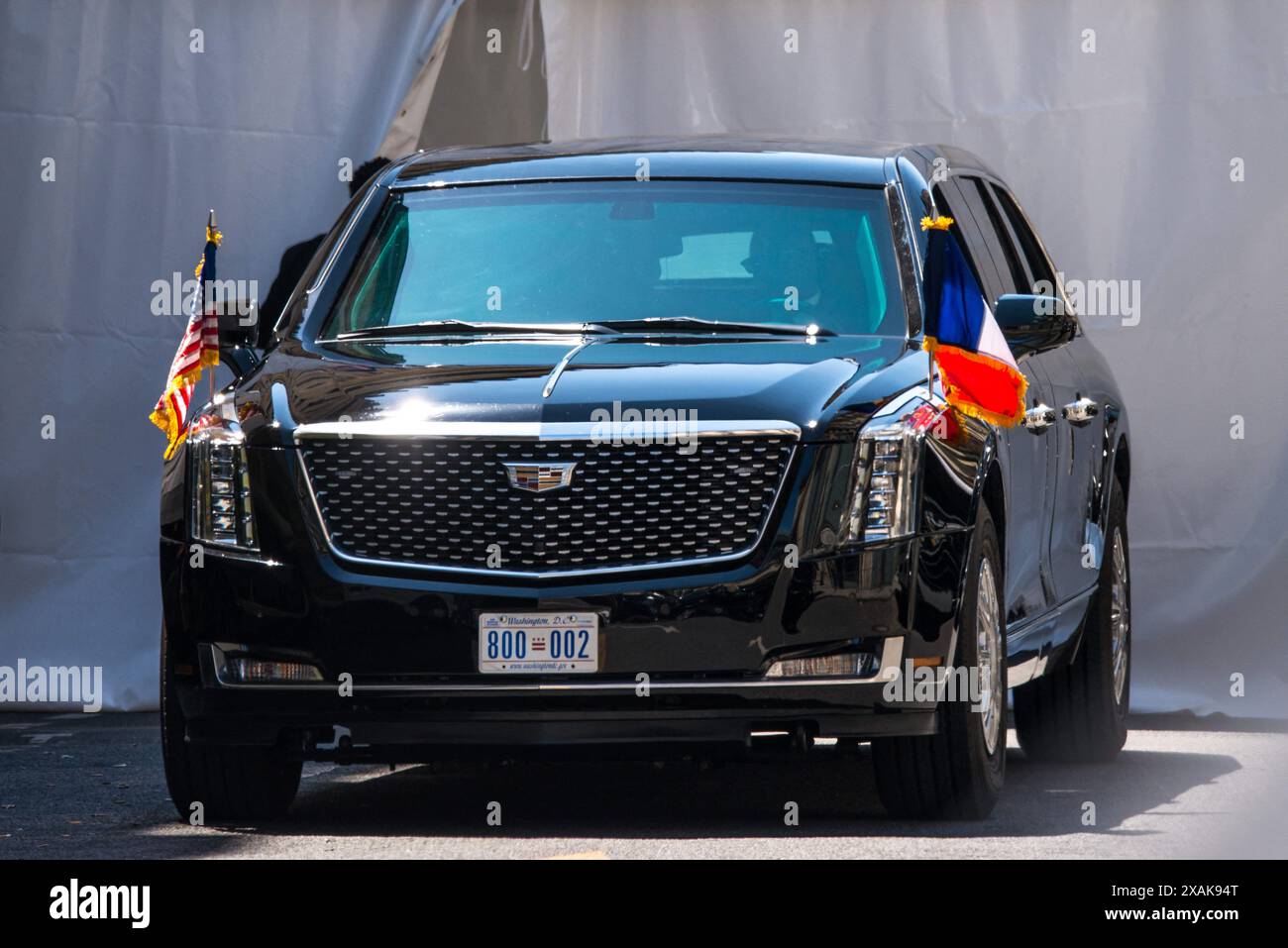 Parigi, Francia. 7 giugno 2024. Il convoglio del presidente degli Stati Uniti Joe Biden a Parigi, in Francia, il 7 giugno 2024. Il presidente americano ha trascorso la notte a Parigi, all'Hotel Scribe nel quartiere dell'Opéra, anche se è ancora previsto che venerdì si trovi in Normandia per le cerimonie del D-Day. Avendo volato da Calvados alla capitale, il residente della Casa Bianca dovette passare attraverso Orly. Questo viaggio di andata e ritorno ha avuto una serie di conseguenze, non da ultimo per la gente di Parigi. Più di 450 chilometri di ingorghi sono stati segnalati a Parigi e nella regione dell'Ile-de-France giovedì 6 giugno, a causa della visita di Joe Biden. Foto di Denis Foto Stock