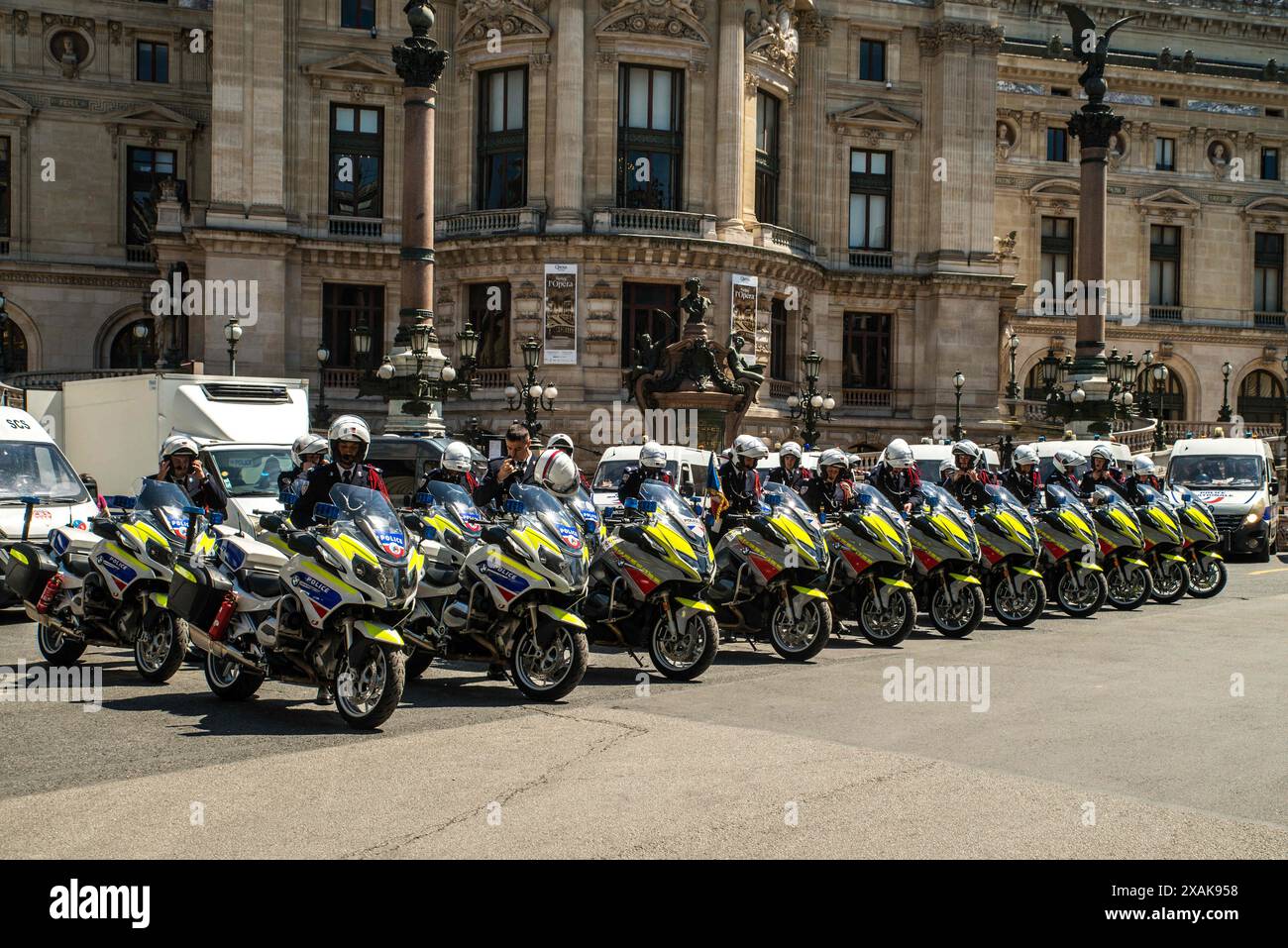 Parigi, Francia. 7 giugno 2024. Il convoglio del presidente degli Stati Uniti Joe Biden a Parigi, in Francia, il 7 giugno 2024. Il presidente americano ha trascorso la notte a Parigi, all'Hotel Scribe nel quartiere dell'Opéra, anche se è ancora previsto che venerdì si trovi in Normandia per le cerimonie del D-Day. Avendo volato da Calvados alla capitale, il residente della Casa Bianca dovette passare attraverso Orly. Questo viaggio di andata e ritorno ha avuto una serie di conseguenze, non da ultimo per la gente di Parigi. Più di 450 chilometri di ingorghi sono stati segnalati a Parigi e nella regione dell'Ile-de-France giovedì 6 giugno, a causa della visita di Joe Biden. Foto di Denis Foto Stock