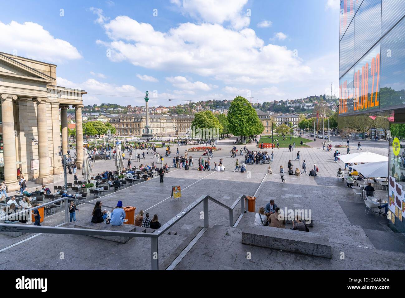 Europa, Germania, Baden-Württemberg, Stoccarda, Schlossplatz, vista sulla scalinata del cubo sulla Schlossplatz e sul Palazzo nuovo Foto Stock