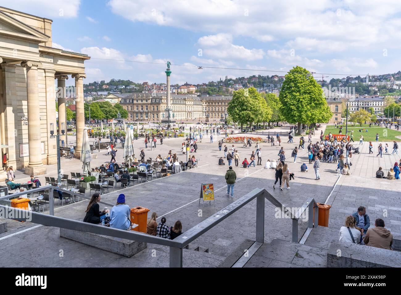Europa, Germania, Baden-Württemberg, Stoccarda, Schlossplatz, vista sulla scalinata del cubo sulla Schlossplatz e sul Palazzo nuovo Foto Stock