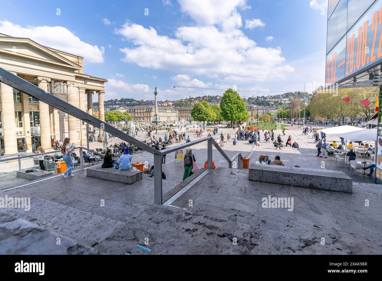 Europa, Germania, Baden-Württemberg, Stoccarda, Schlossplatz, vista sulla scalinata del cubo sulla Schlossplatz e sul Palazzo nuovo Foto Stock