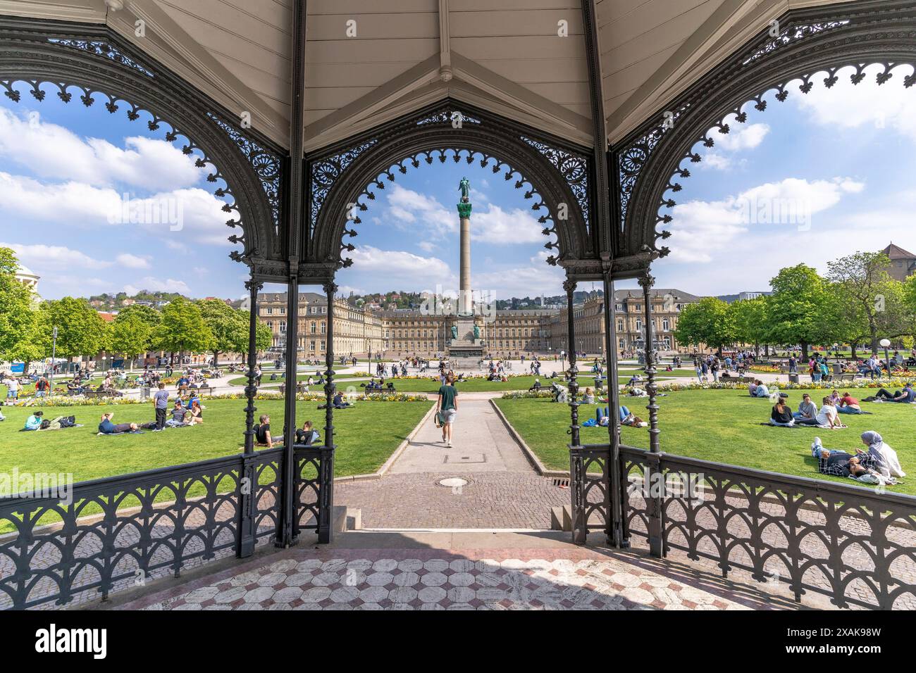 Europa, Germania, Baden-Württemberg, Stoccarda, Schlossplatz, vista dal padiglione sulla Schlossplatz di Stoccarda e sul Palazzo nuovo in un giorno di primavera di sole Foto Stock