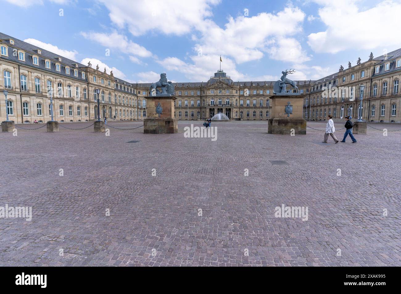Europa, Germania, Baden-Württemberg, Stoccarda, Schlossplatz, passanti attraverso il cortile interno del Palazzo nuovo Foto Stock