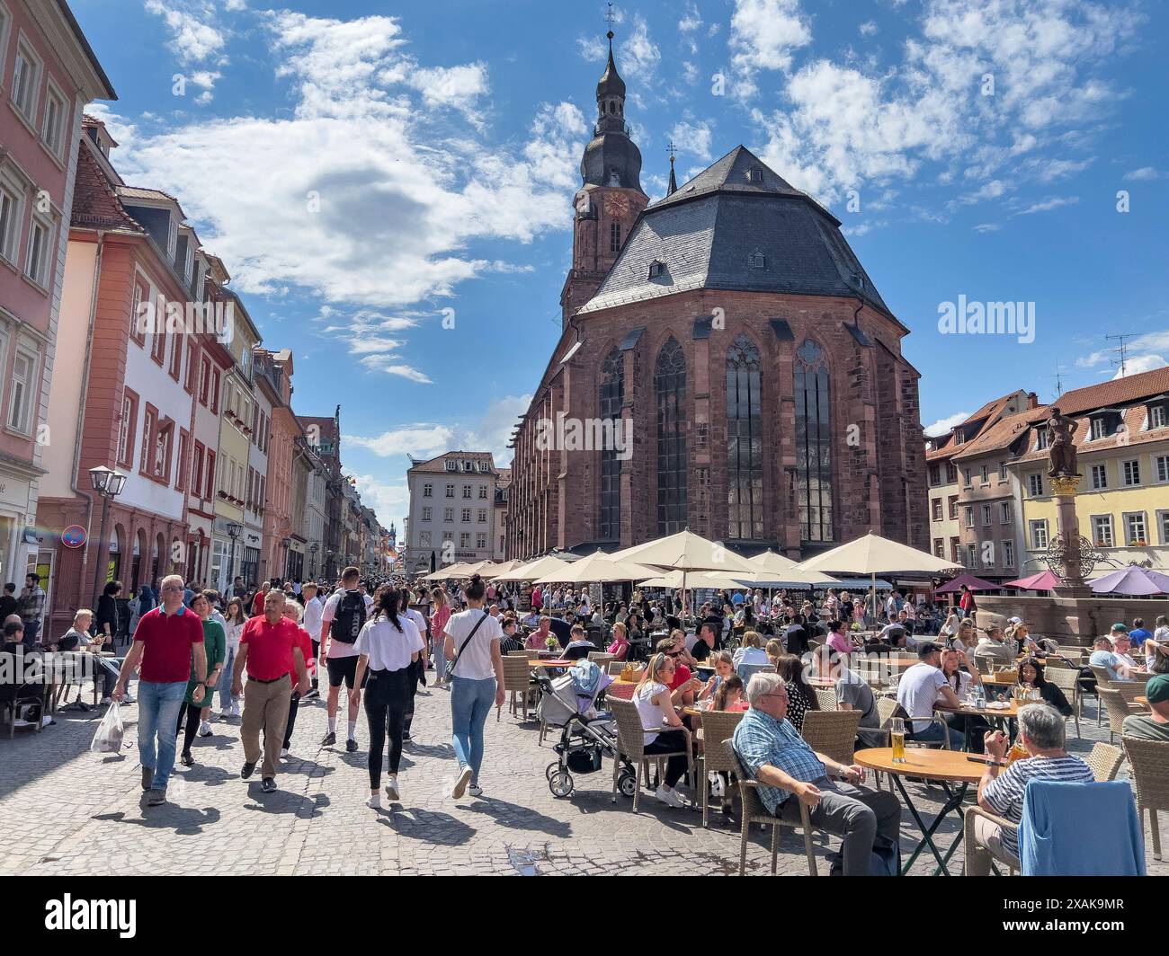 Europa, Germania, Baden-Württemberg, Heidelberg, vivace scena di strada sulla piazza del mercato di fronte alla chiesa Heiliggeistkirche Foto Stock