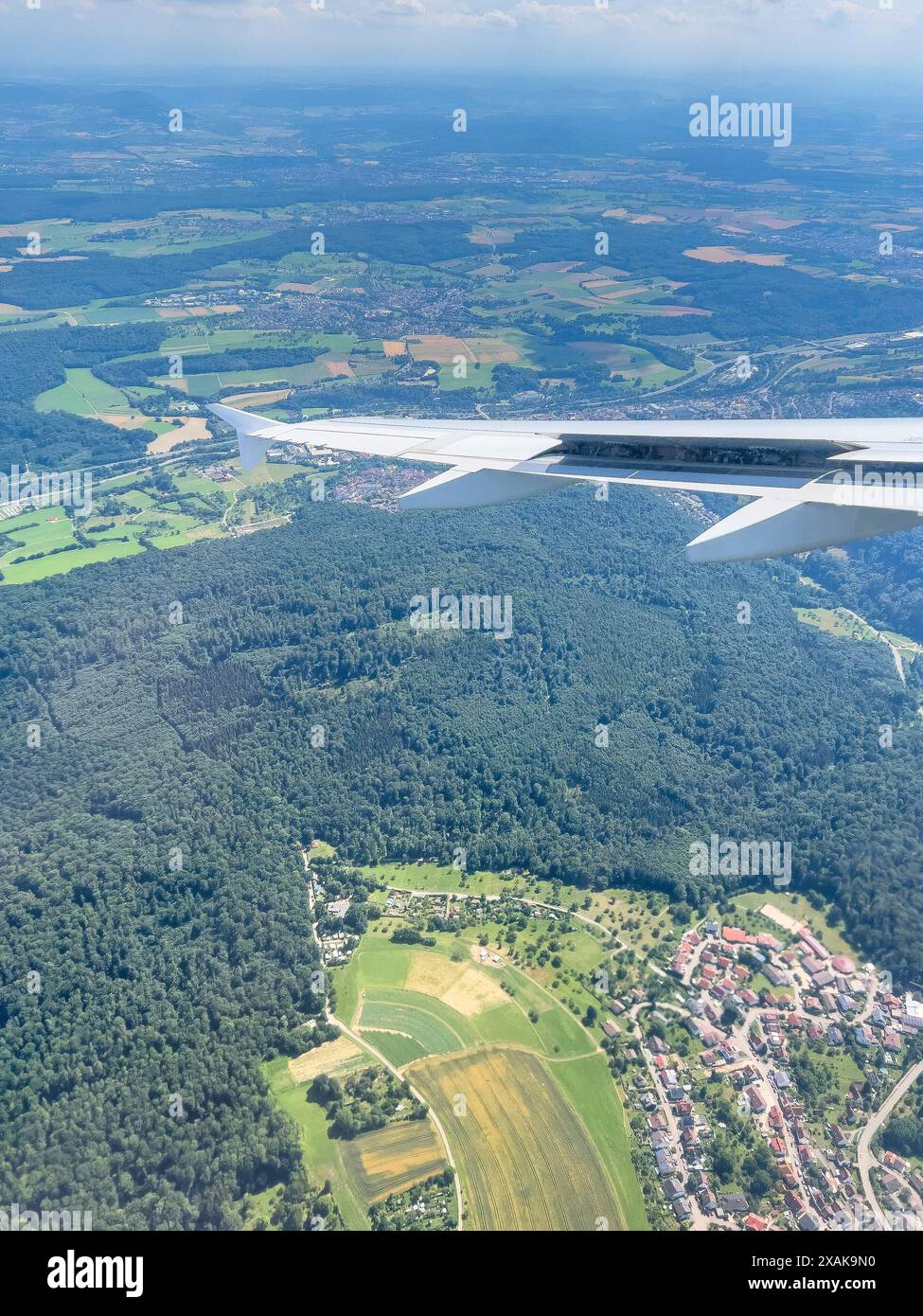 Europa, Germania, Baden-Württemberg, Stoccarda, Vista dalla finestra dell'aereo del paesaggio in avvicinamento all'aeroporto di Stoccarda Foto Stock