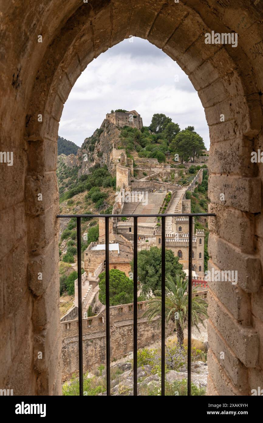 Europa, Spagna, Provincia di Valencia, Xativa, Vista attraverso un arco di pietra fino al castello Castillo de Xativa Foto Stock