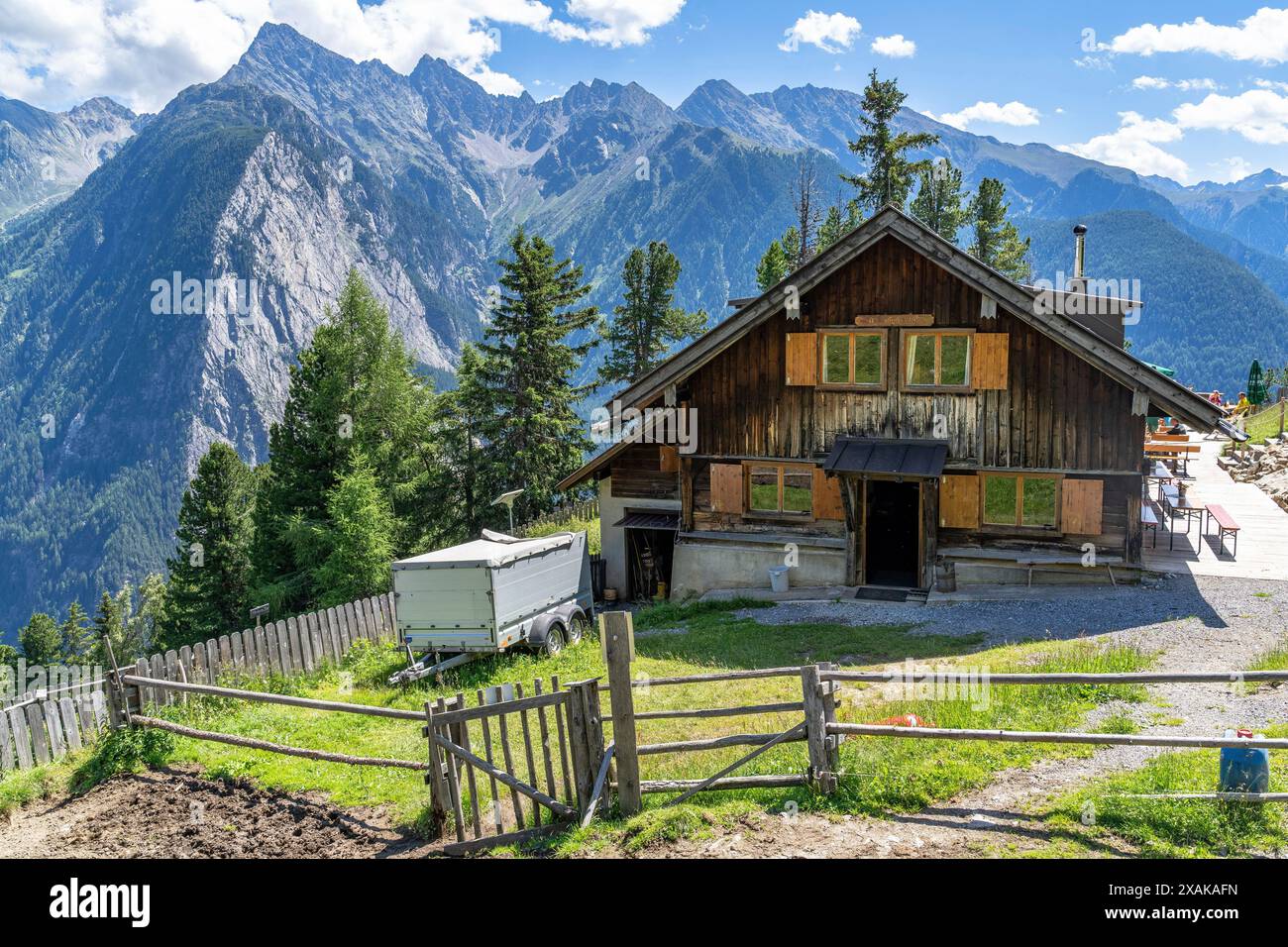 Europa, Austria, Tirolo, Alpi Ötztal, Ötztal, Oetz, Armelenhütte con Acherkogel sullo sfondo Foto Stock