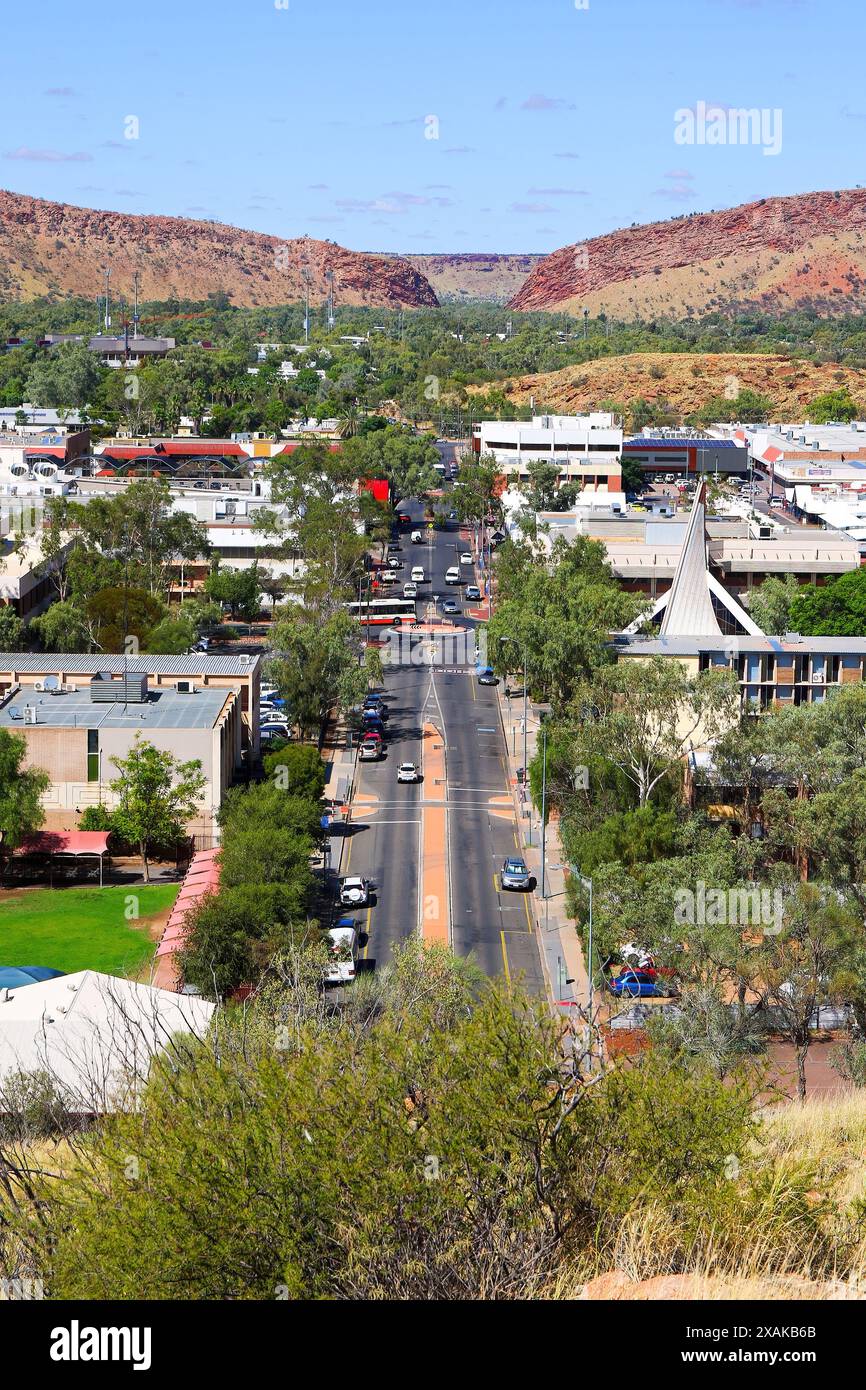 Vista aerea del centro di Alice Springs da Anzac Hill con MacDonnell Ranges e Heavitree Gap sullo sfondo, Australia centrale, territorio del Nord Foto Stock