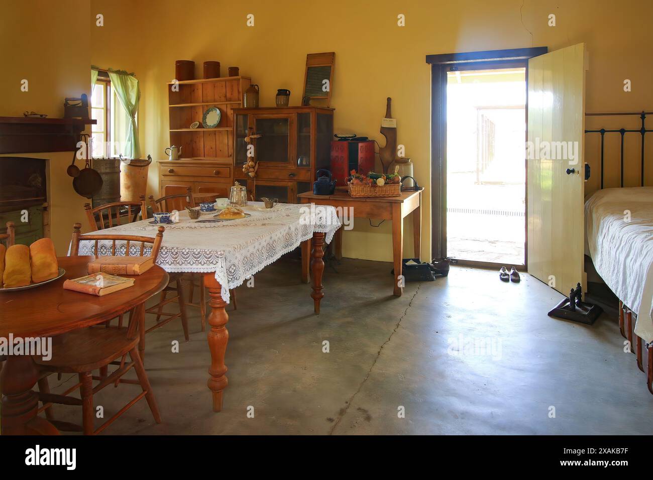 Interno di una casa nella Alice Springs Telegraph Station Historical Reserve nel Red Centre of Australia, che collega Darwin ad Adelaide tramite la OV Foto Stock