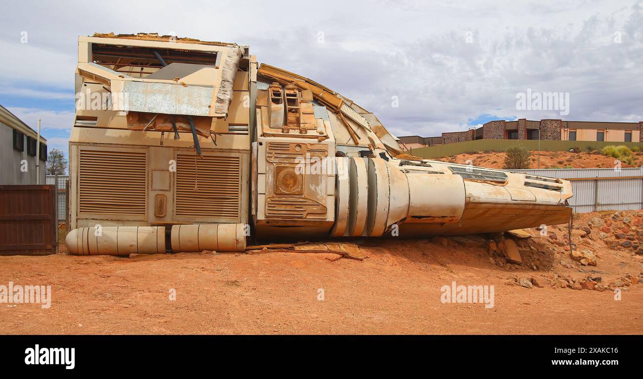 Vecchio oggetto di scena del film "Pitch Black" abbandonato nel deserto di Coober Pedy (Australia meridionale) - Spaceship set utilizzato durante le riprese di un Holly Foto Stock