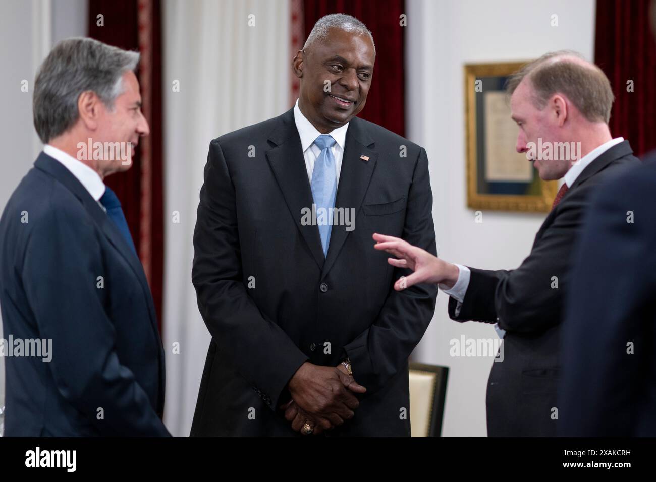 Il Segretario di Stato Antony J. Blinken, il Segretario alla difesa Lloyd J. Austin III e il Consigliere per la sicurezza Nazionale Jake Sullivan si incontrano prima di uno scambio bilaterale tra il Presidente Joe Biden e il Presidente ucraino Volodymyr Zelenskyy a Parigi, in Francia, 7 giugno 2024. (Foto del DoD del sottufficiale della Marina degli Stati Uniti Alexander C. Kubitza) Foto Stock