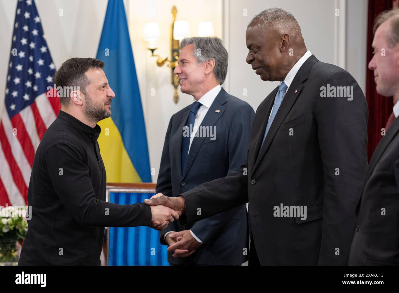 Il segretario alla difesa Lloyd J. Austin III saluta il presidente ucraino Volodymyr Zelenskyy insieme al segretario di Stato Antony J. Blinken e al consigliere per la sicurezza nazionale Jake Sullivan prima di uno scambio bilaterale con il presidente Joe Biden a Parigi, in Francia, 7 giugno 2024. (Foto del DoD del sottufficiale della Marina degli Stati Uniti Alexander C. Kubitza) Foto Stock