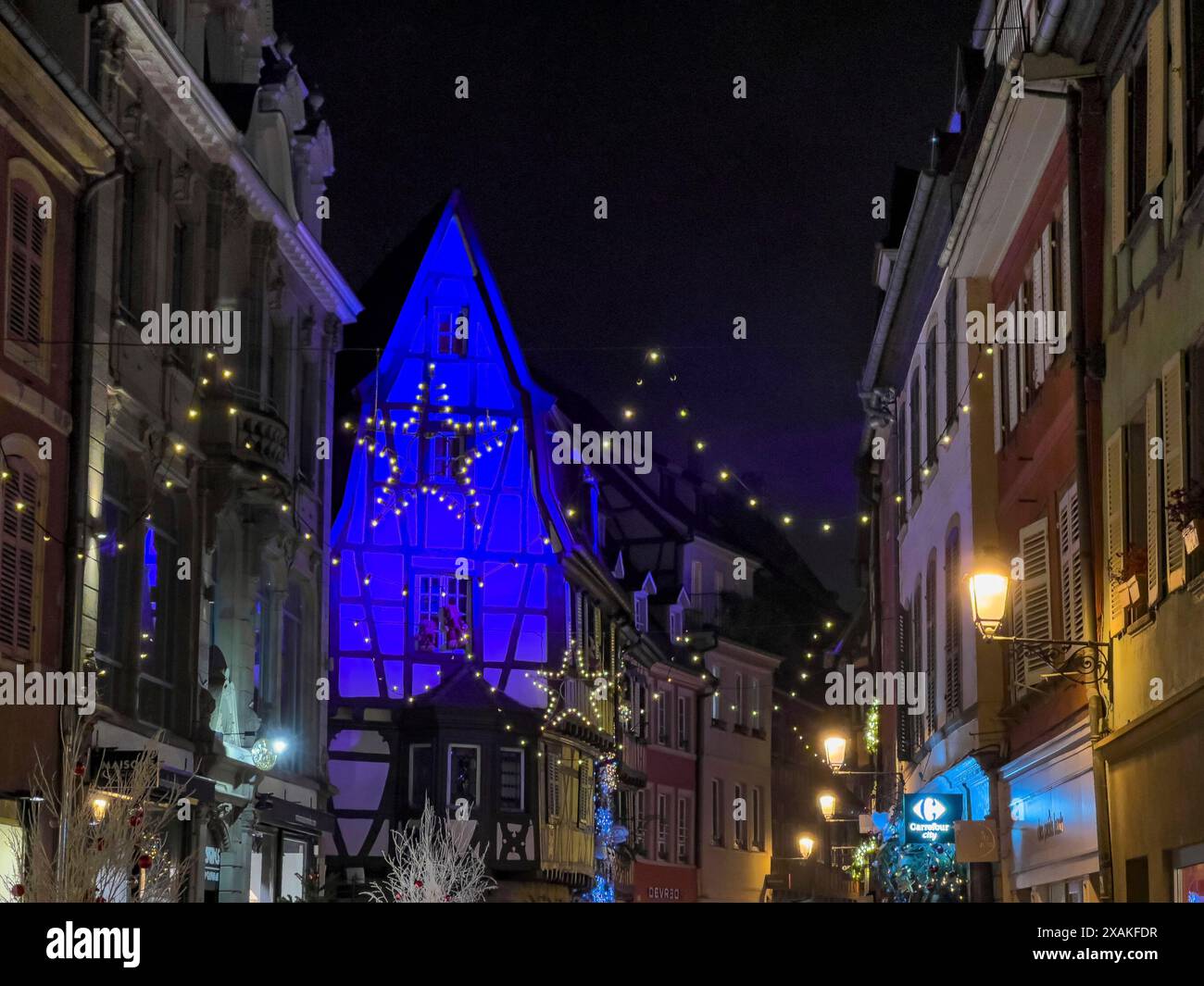 Europa, Francia, Grand Est, Alsazia, Colmar, atmosfera natalizia in un vicolo stretto Foto Stock