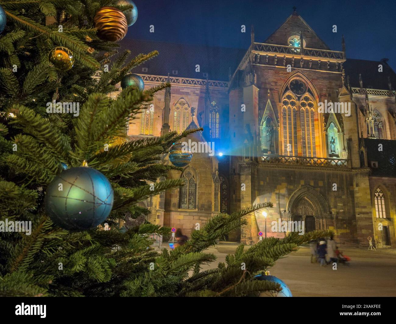 Europa, Francia, Grand Est, Alsazia, Colmar, atmosfera serale presso la chiesa Collegiale Saint-Martin de Colmar Foto Stock