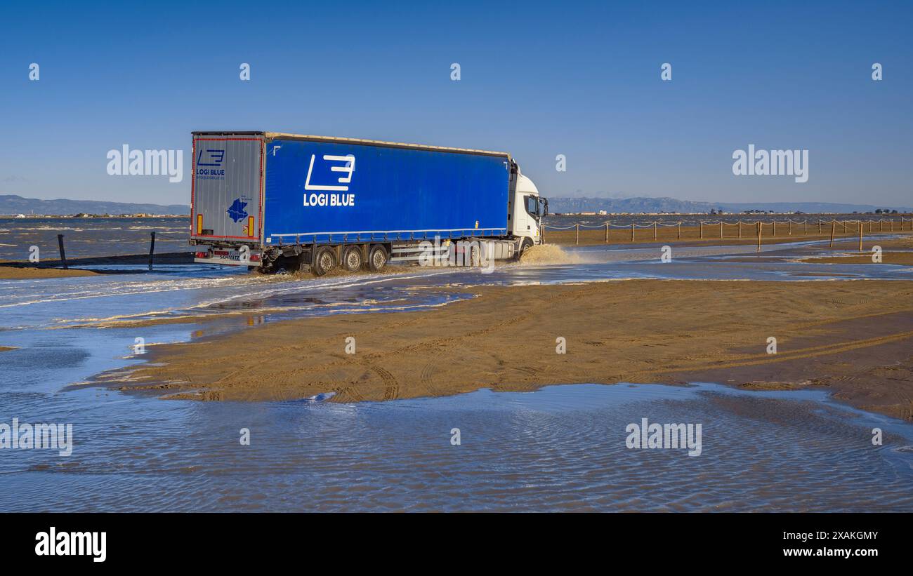 La spiaggia di barra del Trabucador è stata parzialmente allagata in inverno in una giornata di forte vento nel Delta dell'Ebro (Tarragona, Catalogna, Spagna) Foto Stock