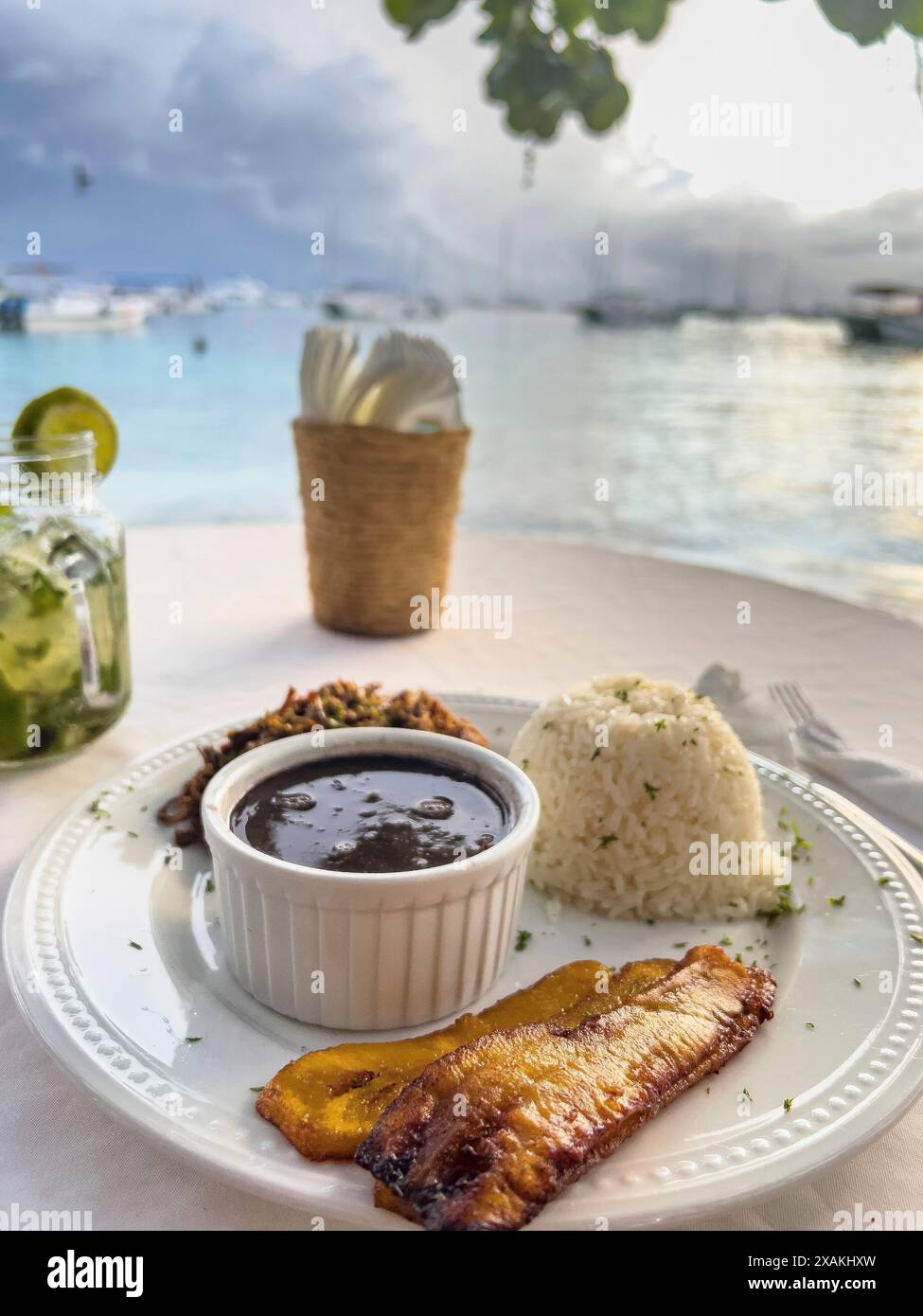 America del Nord, Caraibi, grandi Antille, isola di Hispaniola, Repubblica Dominicana, provincia la Altagracia, Bayahibe, piatto venezuelano in un ristorante con vista mare nella baia di Bayahibe Foto Stock