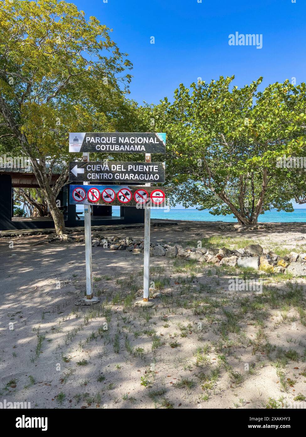 Nord America, Caraibi, grandi Antille, isola di Hispaniola, Repubblica Dominicana, provincia di la Altagracia, Bayahibe, Parco Nazionale di Cotubanama, Cueva del Puente, cartello di legno all'ingresso del Parco Nazionale di Cotubanama Foto Stock