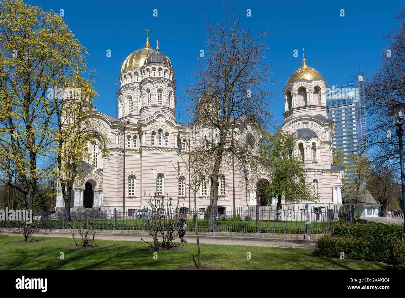 La cattedrale della Natività di Cristo, la più grande chiesa ortodossa russa degli Stati baltici, si trova nel parco Esplanade di riga, in Lettonia Foto Stock