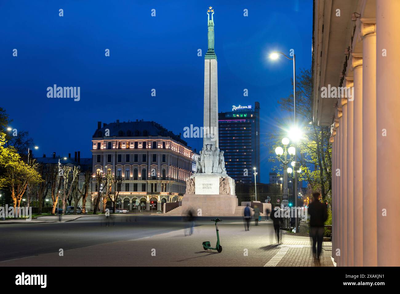 Monumento alla libertà, dietro di esso Radisson Blue Hotel, riga, Lettonia Foto Stock