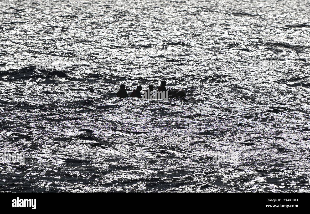 Haikou. 9 aprile 2024. Le forze dell'ordine partecipano a una sessione di addestramento in mare su una barca d'assalto nelle acque della Cina Ren'ai Jiao, 9 aprile 2024. Nel maggio 2024, la nave della Guardia Costiera cinese Huayang tornò a Sanya, nella provincia di Hainan, dopo aver completato un'attività di pattuglia nelle acque della Cina di Ren'ai Jiao. Durante questo giro di pattuglia, le forze dell'ordine lavoravano ininterrottamente per settimane in un ambiente ad alta temperatura, alta umidità e alta salinità, salvaguardando fermamente il mare territoriale della Cina. Crediti: PU Xiaoxu/Xinhua/Alamy Live News Foto Stock