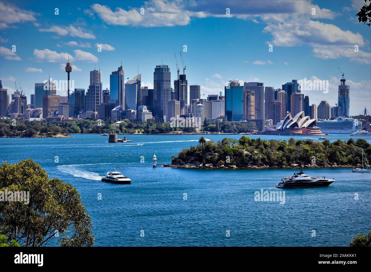 L'iconico skyline del porto di Sydney con l'Opera House e la Sky Tower separate dalle numerose torri degli uffici. Foto Stock