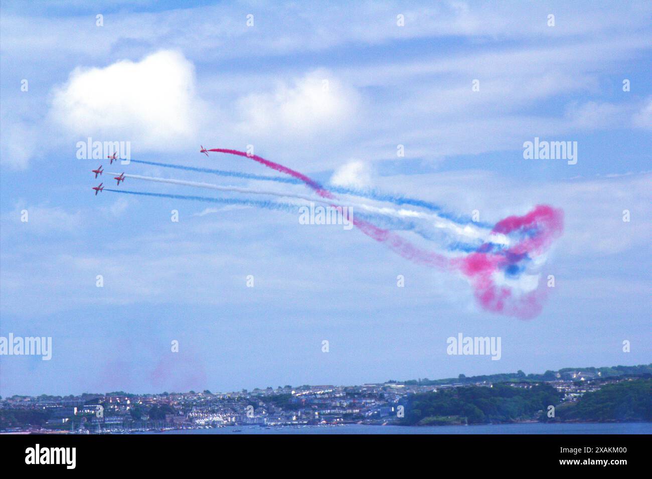 Le famose frecce rosse della RAF su Torquay durante lo spettacolo aereo di Torbay, nel Devon meridionale, nel sud-ovest dell'Inghilterra. Foto Stock