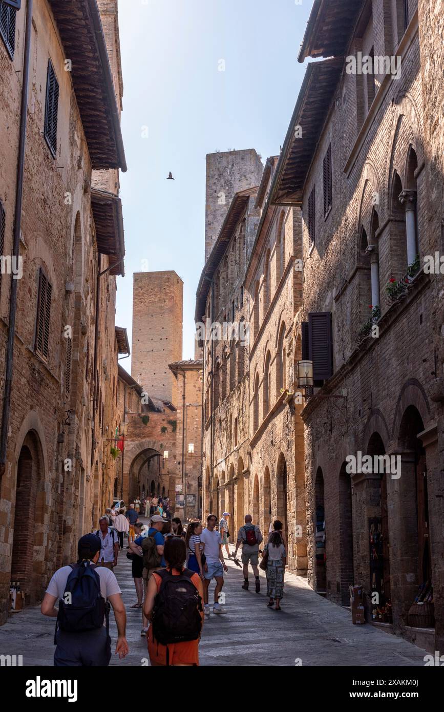 SAN GIMIGNANO, ITALIA - 20 SETTEMBRE 2023 - nelle strade di San Gimignano, vista sulle torri Salvucci, Pettini e Chigi - Italia Foto Stock