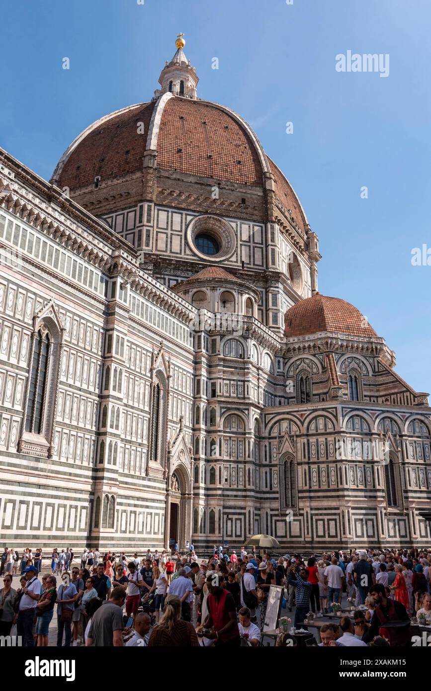 FIRENZE, ITALIA - 21 SETTEMBRE 2023 - facciata neogotica della cattedrale rinascimentale di Santa Maria del Fiore a Firenze, Italia Foto Stock