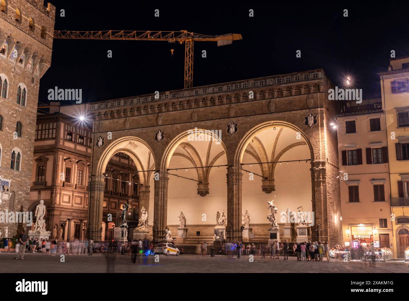 FIRENZE, ITALIA - 21 SETTEMBRE 2023 - il famoso Loggio dei Lanzi di Firenze illuminato di notte, Italia Foto Stock