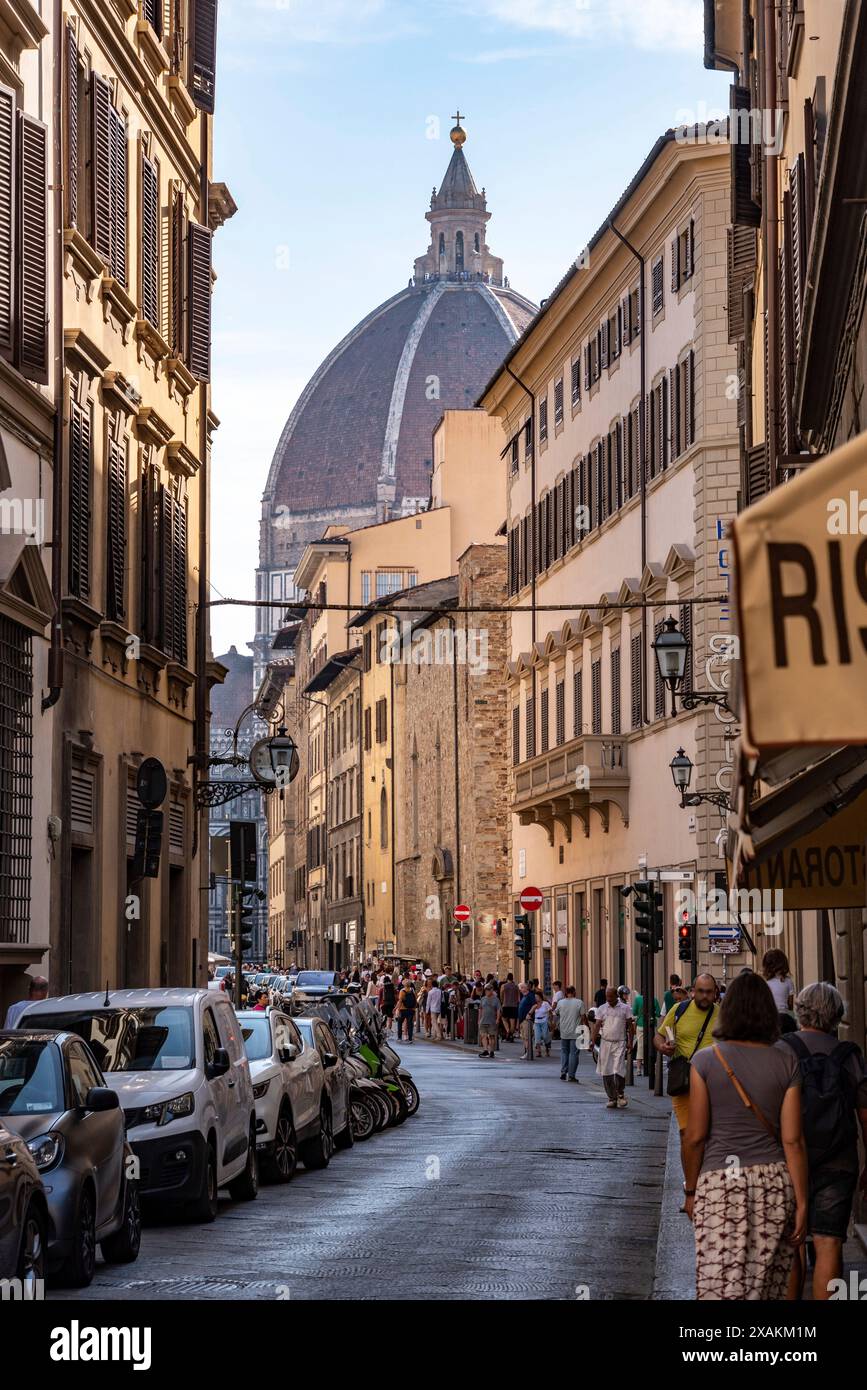 FIRENZE, ITALIA - 21 SETTEMBRE 2023 - Cupola della cattedrale di Santa Maria del Fiore a Firenze, vista da una strada lontana, Italia Foto Stock