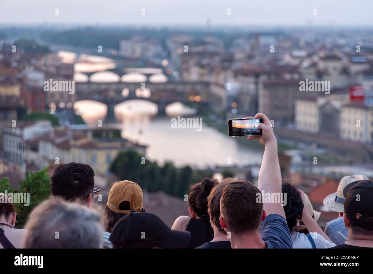 FIRENZE, ITALIA - 21 SETTEMBRE 2023 - grande folla turistica su Piazzale Michelangelo che si gode il tramonto su Firenze, Italia Foto Stock