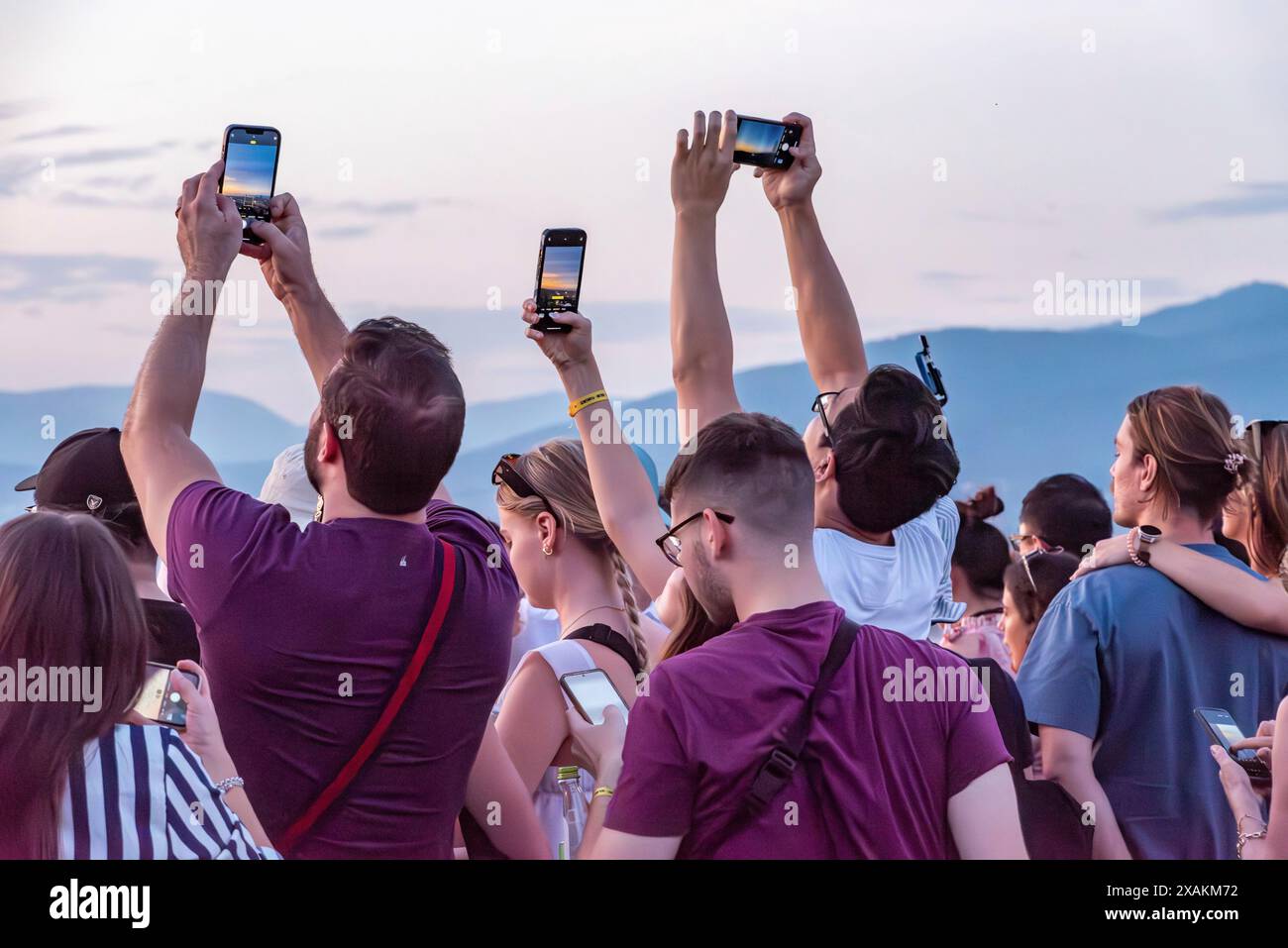 FIRENZE, ITALIA - 21 SETTEMBRE 2023 - grande folla turistica su Piazzale Michelangelo che si gode il tramonto su Firenze, Italia Foto Stock